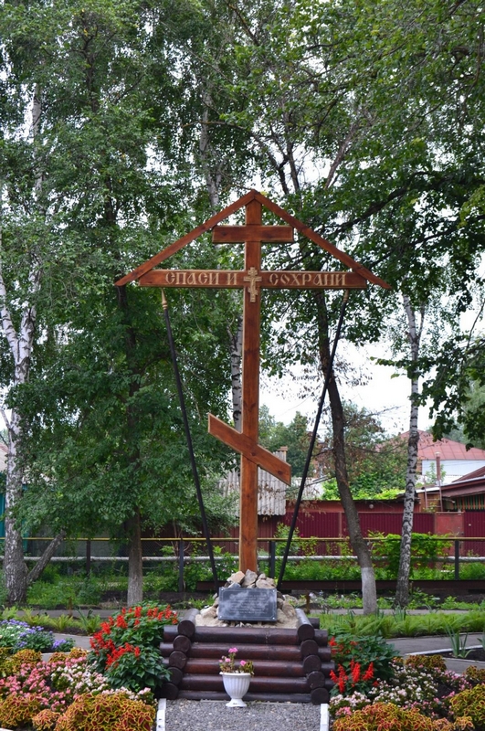 Поклонный крест на территории Покровского храма г. Петровска