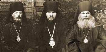 Епископ Андрей (Комаров), архиепископ Фаддей (Успенский), епископ Петр (Соколов), г. Кузнецк, 1927 год. Фото из открытых интернет-источников. Реконструкция В. Теплова