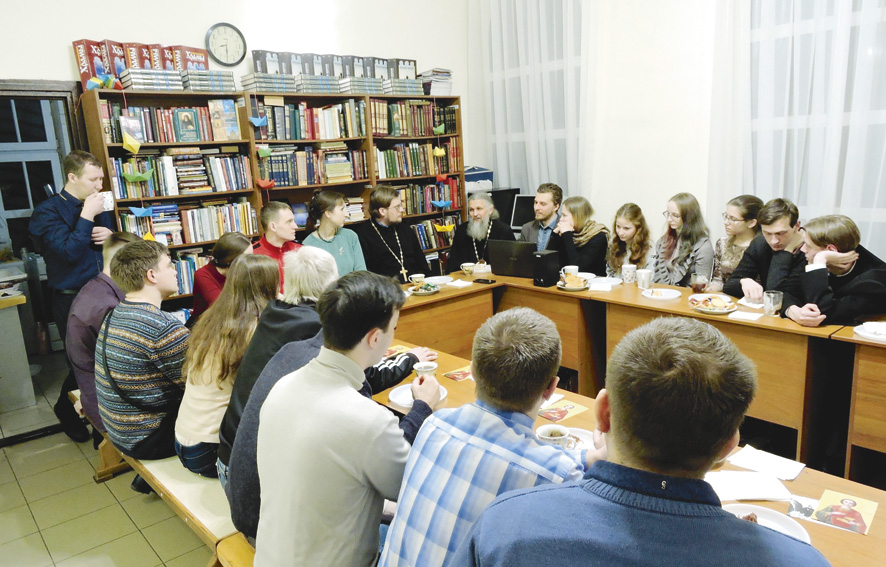На пятничные встречи «Ладьи» собирается молодежь со всего города