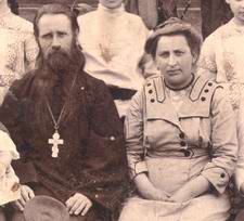 Иерей Михаил и матушка Александра (фрагмент семейного фото, около 1911 – 1912 гг.). Для просмотра всей фотографии кликните по фрагменту левой кнопкой мыши.