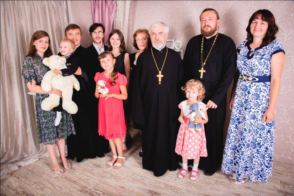 Семья Коздриней: родители и три сына с женами и детьми