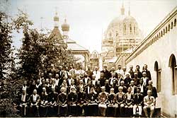 Поместный Собор Японской Православной Церкви 1928 года. На заднем плане -восстанавливаемый Токийский Собор и церковь св. Николая, перевезенная из г. Мацуяма