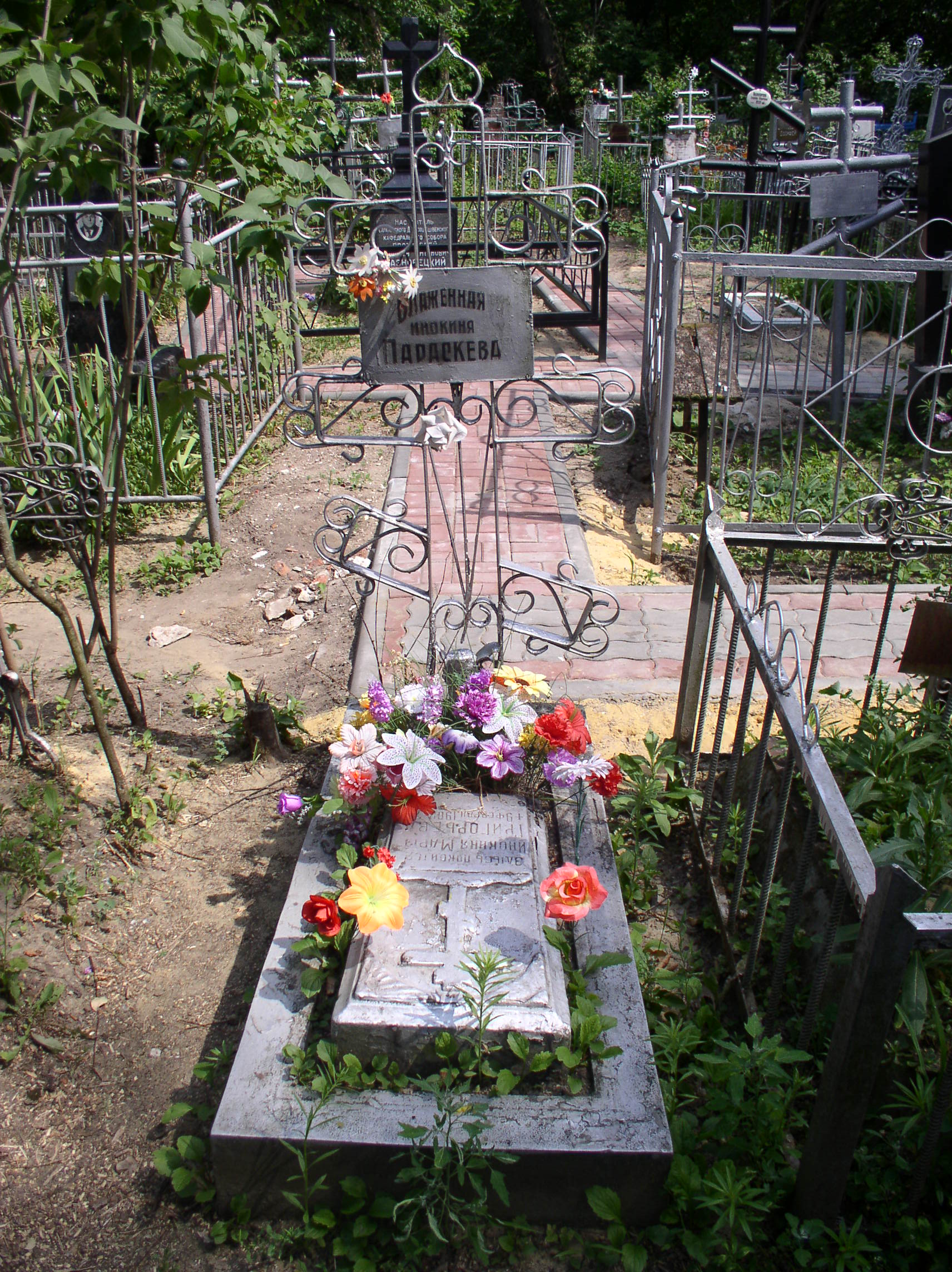 Могила блаженной инокини Параскевы и инокини Марии (Григорьевой), фото 2006 г.