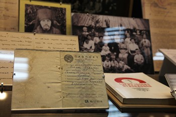 Паспорт протоиерея Михаила Сошественского, расстрелянного в 1937 году. Чуть далее — фотографии его семьи