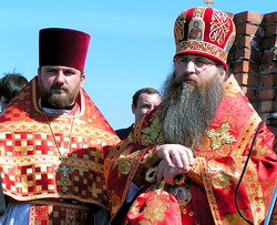 С епископом Саратовским и Вольским Лонгиным в день престольного праздника строящегося Свято-Георгиевского храма. 6 мая 2005 года. Фото из архива отца Иоанна