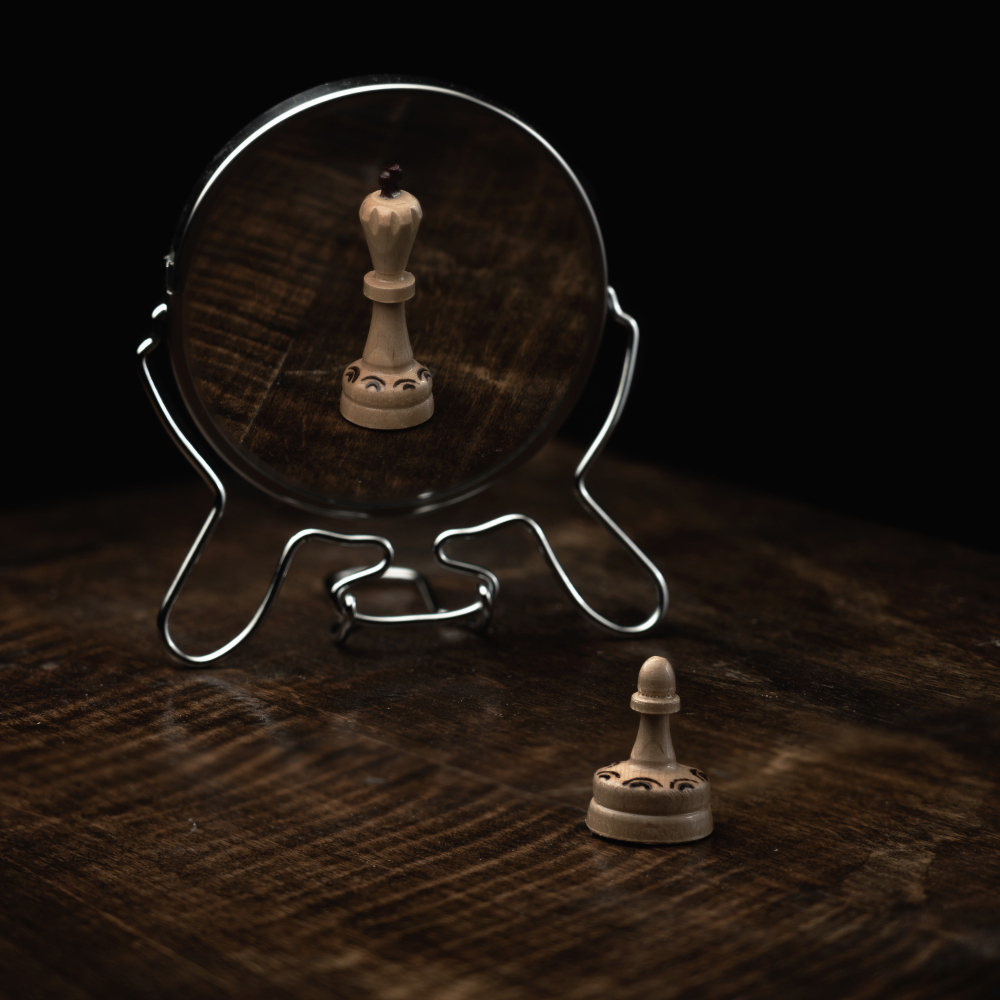 <a href="https://ru.freepik.com/free-photo/vertical-shot-of-a-chess-pawn-on-a-wooden-table-and-a-mirror-reflecting-it-as-a-chess-queen_17465879.htm#query=%D1%81%D0%BE%D0%BF%D0%B5%D1%80%D0%BD%D0%B8%D1%87%D0%B5%D1%81%D1%82%D0%B2%D0%BE&position=8&from_view=search&track=sph&uuid=b3d26d6d-5a75-4bf7-82c3-d1accd157a94">Изображение от wirestock</a> на Freepik