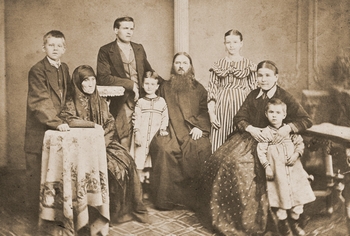 Священник Иоанн Алфионов, его супруга Александра Яковлевна, дети — Яков, Агриппина, Алексей, Лидия, Александра и бабушка Васса Васильевна. 1870 год 