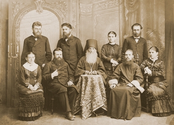 Архимандрит Александр (Иван Петрович Алфионов) с детьми и супругами дочерей. Сидят слева направо: Аграфена Ивановна Алфионова (Беллавина), Яков Иванович Алфионов, архимандрит Александр, иерей Геннадий Иванович Махровский, Александра Ивановна Алфионова (Виноградова); стоят: Петр Федорович Беллавин, Алексей Иванович Алфионов, Лидия Ивановна Алфионова (Махровская), Степан Николаевич Виноградов. 1880 е годы