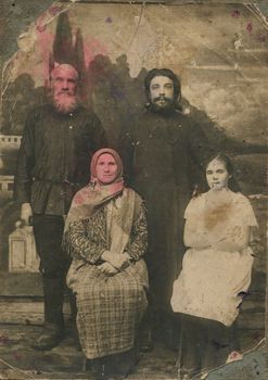 Иван Гаврилович Колесников с супругой Марией Михайловной, своим сыном, диаконом Александром Колесниковым, и его женой Софией Иларионовной. Село Павловка. 1930 год