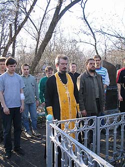 Воспитанники Саратовской Православной Духовной Семинарии приняли участие в мероприятиях по уборке территории Воскресенского кладбища