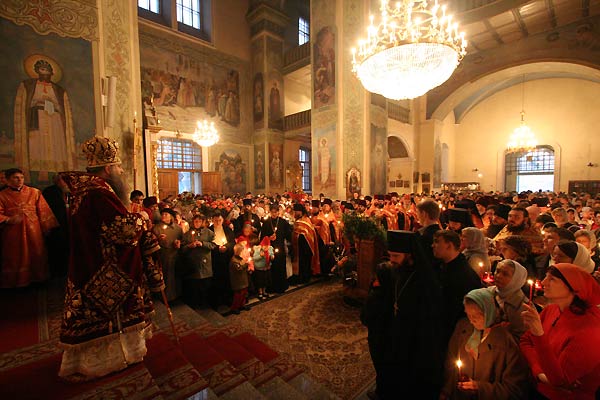 Благодатный огонь в Саратове. Пасха, 2007 год Благодатный огонь в Саратове. Пасха, 2007 год