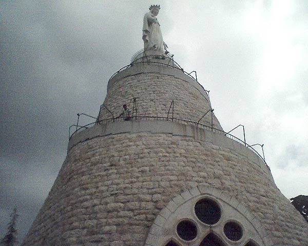 Статуя Божией Матери на горе Харисса