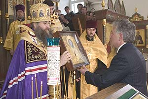 Епископ Лонгин преподал архипастырское благословение вступившему в должность губернатору Саратовской области Павлу Ипатову