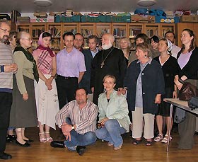 Протоиерей Михаил Фортунатто с прихожанами Успенского собора. Август 2005 года. Фото Евгения Мартова