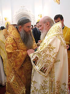 Патриарх Московский и всея Руси Алексий II и Епископ Саратовский и Вольский Лонгин на Великом освящении Свято-Михайловского собора г. Ижевска Патриарх Московский и всея Руси Алексий II и Епископ Саратовский и Вольский Лонгин на Великом освящении Свято-Михайловского собора г. Ижевска