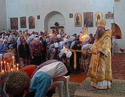 9 июля в Свято-Троицком храме г. Балаково Епископ Лонгин совершил Божественную литургию, а затем возглавил крестный ход Саратов-Вавилов Дол