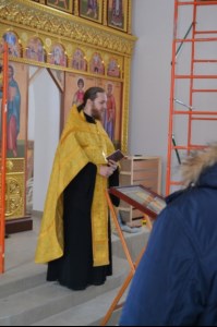 В строящемся храме в честь иконы Божией Матери «Нечаянная Радость» совершен молебен