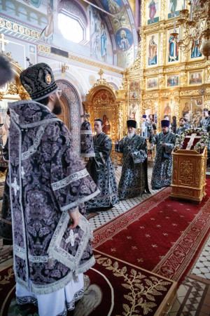 Литургия Преждеосвященных Даров в Свято-Троицком кафедральном соборе Саратова