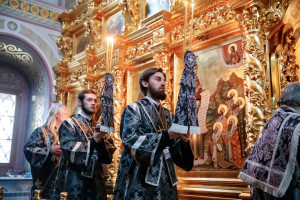 Литургия Преждеосвященных Даров в Свято-Троицком кафедральном соборе Саратова
