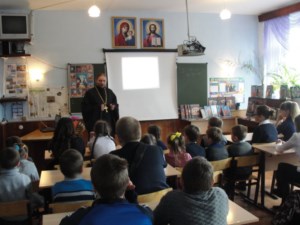 Ученикам средней школы поселка Тургенево Аткарского района рассказали о православных книгах