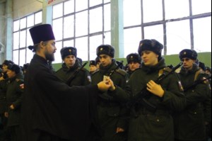 Священник благословил новобранцев на воинское служение