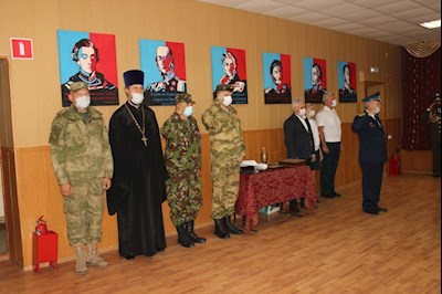 Священник принял участие в церемонии прощания кадетов со знаменем