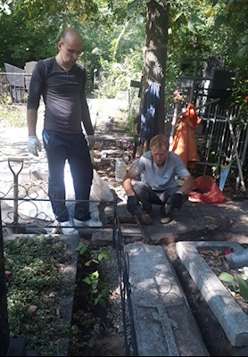 Продолжаются субботники по уборке могил на Воскресенском кладбище
