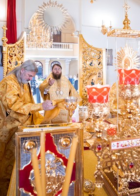 "Милость мира". Митрополит Игнатий совершил Божественную литургию в храме во имя святого апостола и евангелиста Иоанна Богослова при СПДС