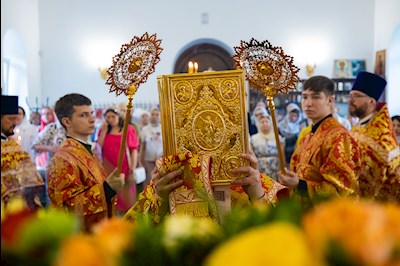Митрополит Игнатий совершил Божественную литургию в храме святого пророка Божия Илии на Ильинской площади г. Саратова