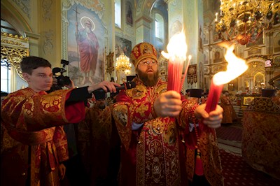 Митрополит Игнатий в Светлое Христово Воскресенье совершил Великую пасхальную вечерню в Покровском соборе города Саратова