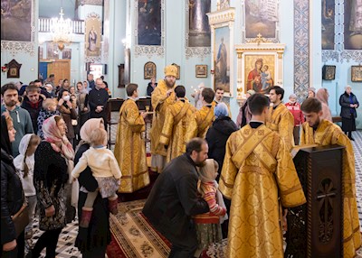 Полиелей. Митрополит Игнатий совершил всенощное бдение в Свято-Духовском соборе г. Саратова