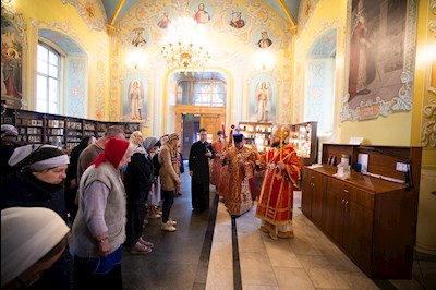В канун праздника жен мироносиц митрополит Игнатий совершил Всенощное бдение в Покровском соборе города Саратова