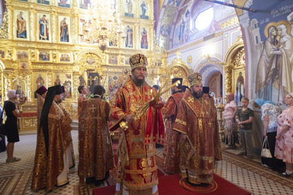 В Свято-Троицком соборе Саратова состоялась праздничная архиерейская Литургия