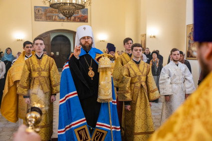 Митрополит Игнатий совершил Божественную литургию в соборном храме святителя Спиридона Тримифунтского г. Саратова