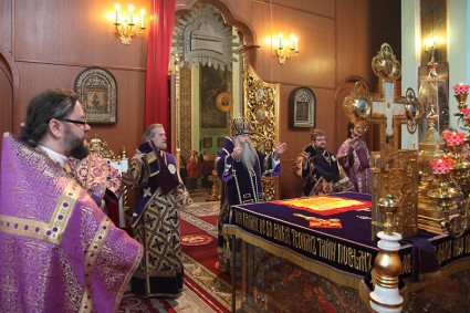Божественная литургия в Духосошественском кафедральном соборе г. Саратова