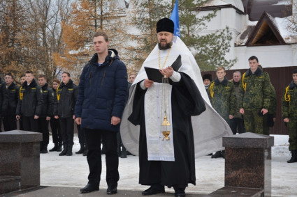 Священник поздравил ветеранов с 311-й годовщиной создания морской пехоты России