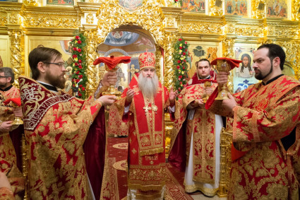 Митрополит Лонгин совершил Пасхальное богослужение в Свято-Троицком кафедральном соборе города Саратова