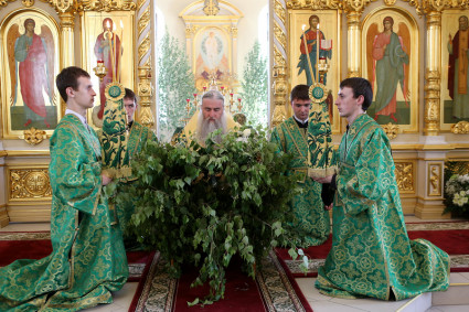 Божественная литургия и Великая вечерня в Свято-Троицком соборе Вольска