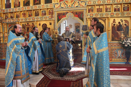 Божественная литургия в храме в честь Смоленской иконы Божией Матери Свято-Алексиевского женского монастыря г. Саратова