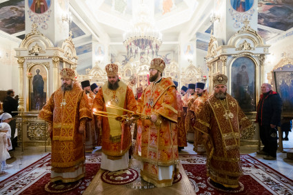 Архиереи Саратовской митрополии совершили Божественную литургию в Покровском храме г. Покровска