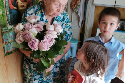 Волонтеры молодежного отдела поздравили с Пасхой одиноких пожилых людей