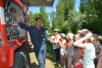 В гости к ребятам из лагеря «Солнечный» приехали сотрудники МЧС
