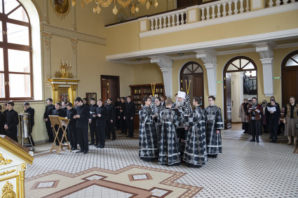 Великое повечерие с чтением канона преподобного Андрея Критского на Архиерейском подворье — в храме святого апостола и евангелиста Иоанна Богослова при СПДС
