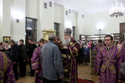 Всенощное бдение на Архиерейском подворье – храме во имя преподобного Серафима Саровского г.Саратова