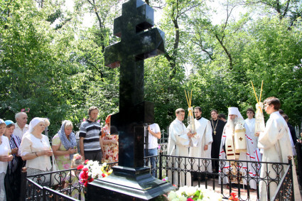 Панихида на могиле епископа Вениамина (Милова)