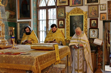 Божественная литургия в храме всех Крымских святых и великомученика Феодора Стратилата в г. Алушта