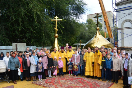 Совершено освящение крестов и куполов храма во имя апостола и евангелиста Иоанна Богослова г. Саратова