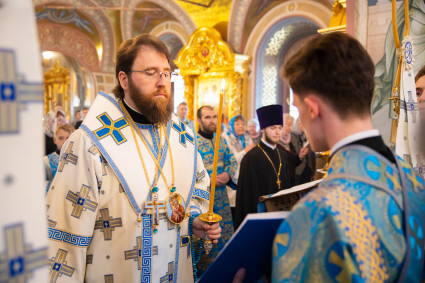 Митрополит Игнатий совершил вечернее богослужение с чтением акафиста Пресвятой Богородице в Свято-Троицком кафедральном соборе г. Саратова