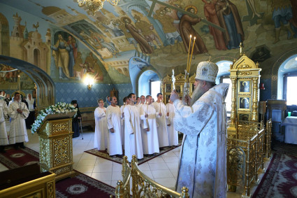 Крещальная литургия в Свято-Троицком соборе Саратова