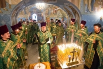 Божественная литургия и панихида в Свято-Троицком соборе Саратова